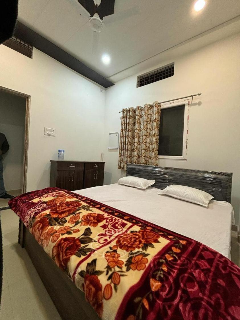 Madhuri Guest House Bénarès Extérieur photo