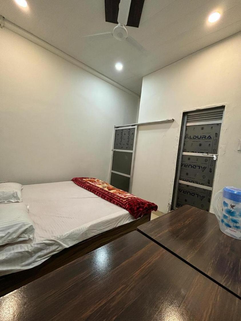 Madhuri Guest House Bénarès Extérieur photo