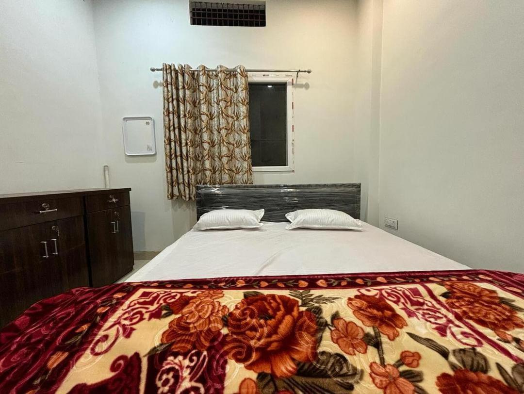 Madhuri Guest House Bénarès Extérieur photo